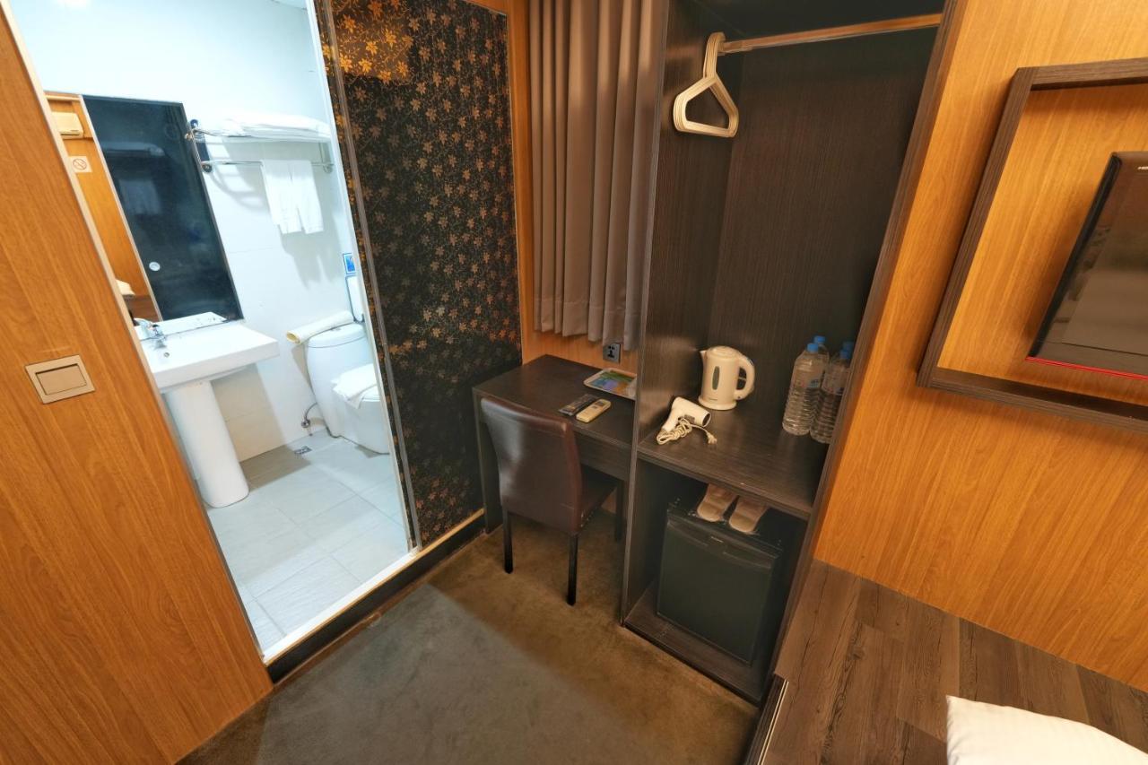 Meworld Hotel - Ximen Taipei Bagian luar foto